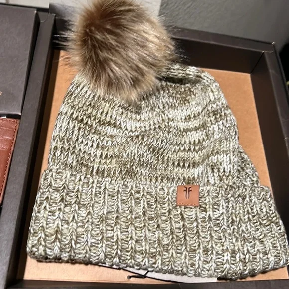 NIB Frye Genuine Leather CARD WALLET & BEANIE Brown & White Hat NEW IN BOX - Picture 3 of 6